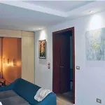 Chic City Retreat - Stylish Apartment In Bllok, Tirana