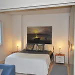 Chic City Retreat - Stylish Apartment In Bllok, Tirana