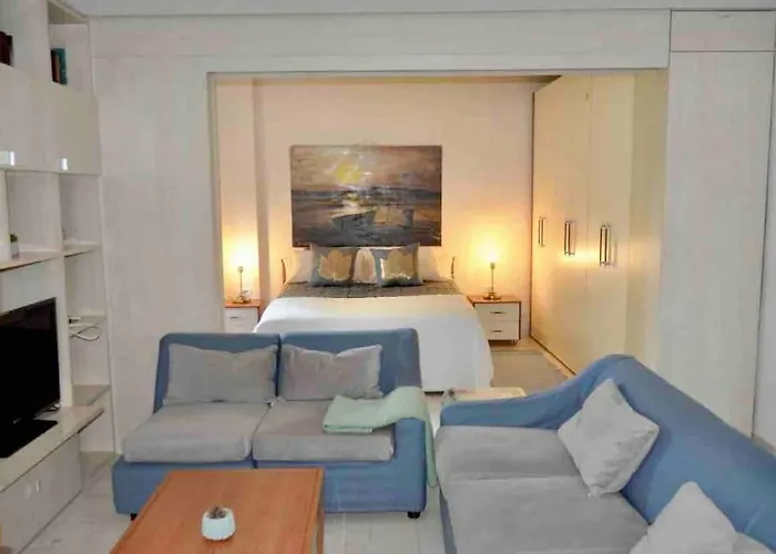 Chic City Retreat - Stylish Apartment In Bllok, Tirana